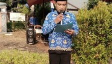 Kepala KUA Belimbing Hulu, Faisol Abdurrahman,.S.Kom.I memimpin pembacaan doa dalam rangka HUT ke-81 Republik Indonesia tahun 2026 di lapangan Kantor Camat Belimbing Hulu.