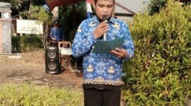 Kepala KUA Belimbing Hulu, Faisol Abdurrahman,.S.Kom.I memimpin pembacaan doa dalam rangka HUT ke-81 Republik Indonesia tahun 2026 di lapangan Kantor Camat Belimbing Hulu.