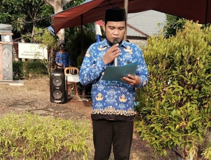 Kepala KUA Belimbing Hulu, Faisol Abdurrahman,.S.Kom.I memimpin pembacaan doa dalam rangka HUT ke-81 Republik Indonesia tahun 2026 di lapangan Kantor Camat Belimbing Hulu.